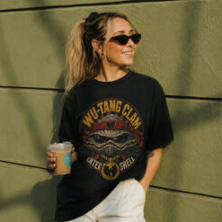 Áo thun Wu-Tang Clam Wash - người mẫu mặc áo, góc khác