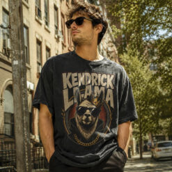 Áo thun Kendrick Llama Wash - người mẫu mặc áo