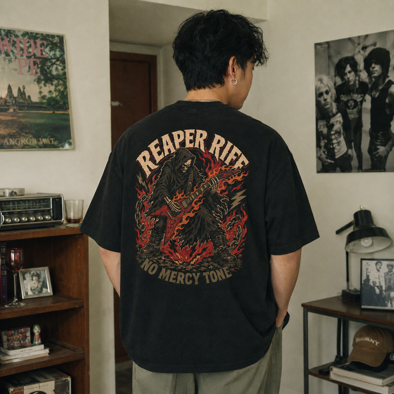 D88B_3 Áo thun Reaper Riff Black - người mẫu mặc áo, góc khác