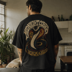 Áo thun Midnight Cobra Black - người mẫu mặc áo