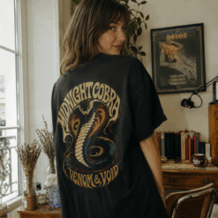 Áo thun Midnight Cobra Black - người mẫu mặc áo, góc khác