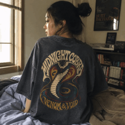 Áo thun Midnight Cobra Wash - người mẫu mặc áo