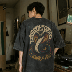 Áo thun Midnight Cobra Wash - người mẫu mặc áo, góc khác