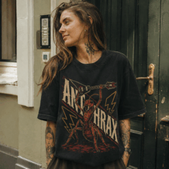 Áo thun Ant Riff Black - người mẫu mặc áo, góc khác