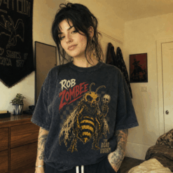 Áo thun Dead Swarm Wash - người mẫu mặc áo