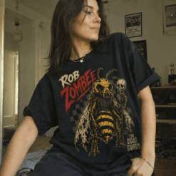 Áo thun Dead Swarm Wash - người mẫu mặc áo, góc khác