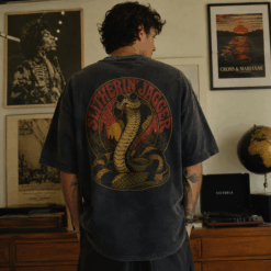 Áo thun Desert Cobra Black - người mẫu mặc áo