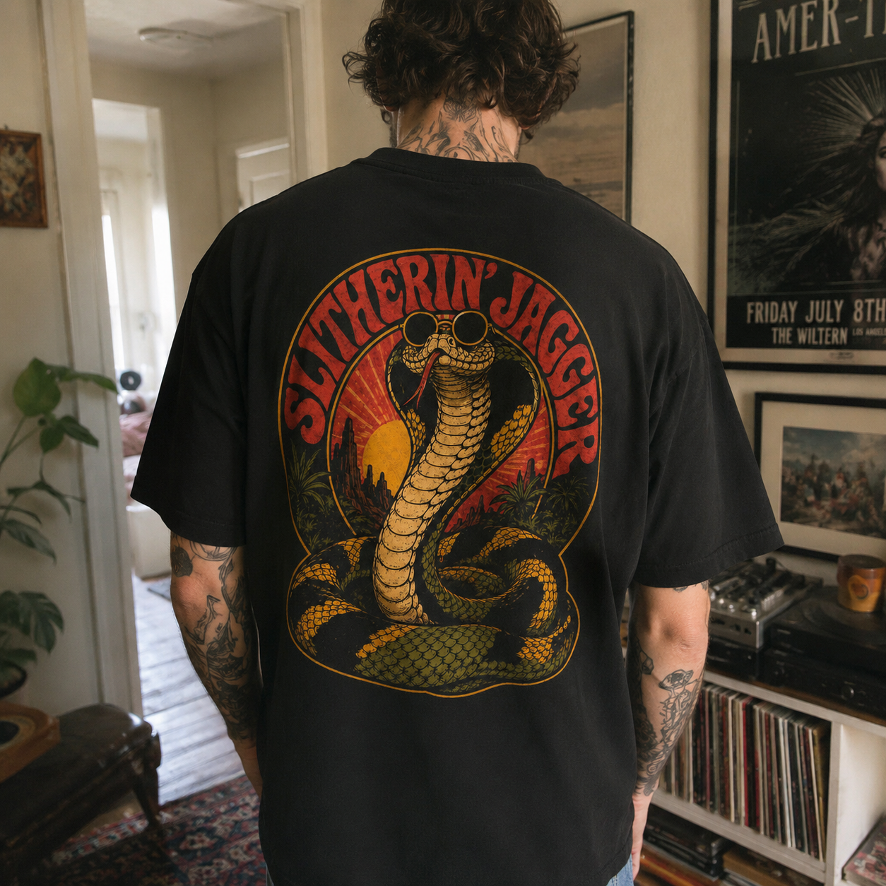 D95B_3 Áo thun Desert Cobra Black - người mẫu mặc áo, góc khác