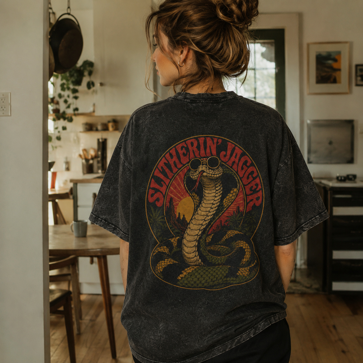D95WS_3 Áo thun Desert Cobra Wash - người mẫu mặc áo, góc khác