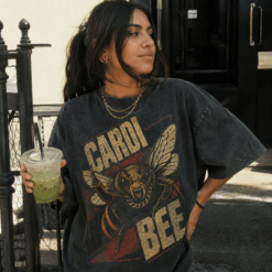 Áo thun Golden Sting Wash - người mẫu mặc áo, góc khác
