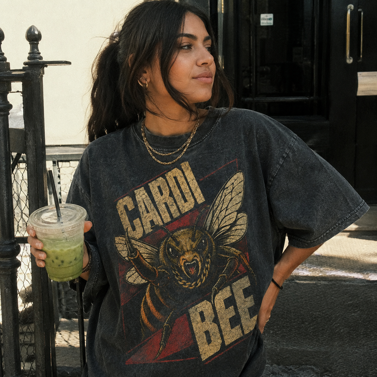 D98WS_3 Áo thun Golden Sting Wash - người mẫu mặc áo, góc khác